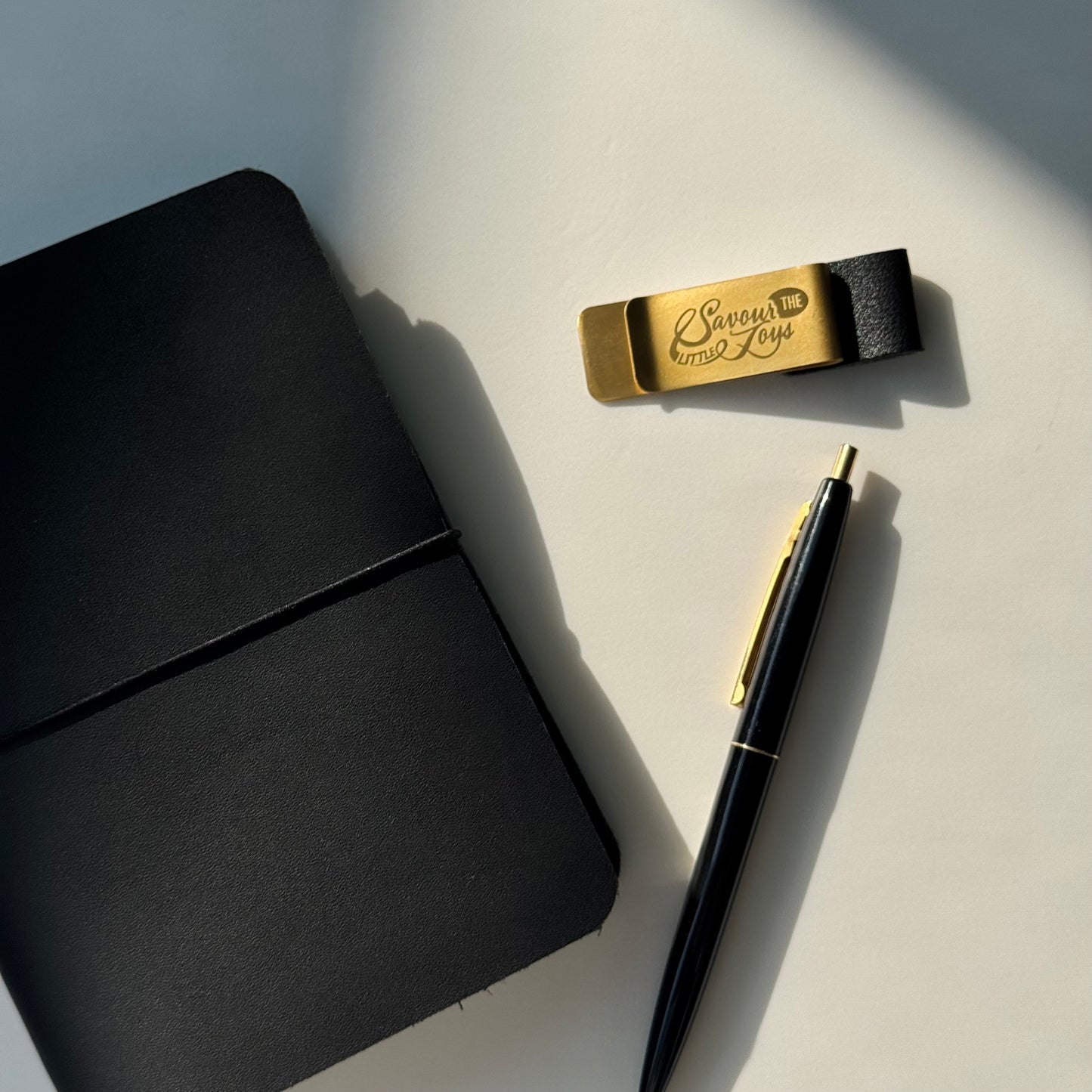 【Brass bookmark with pen hold | 黃銅金屬夾】Savour the little joys