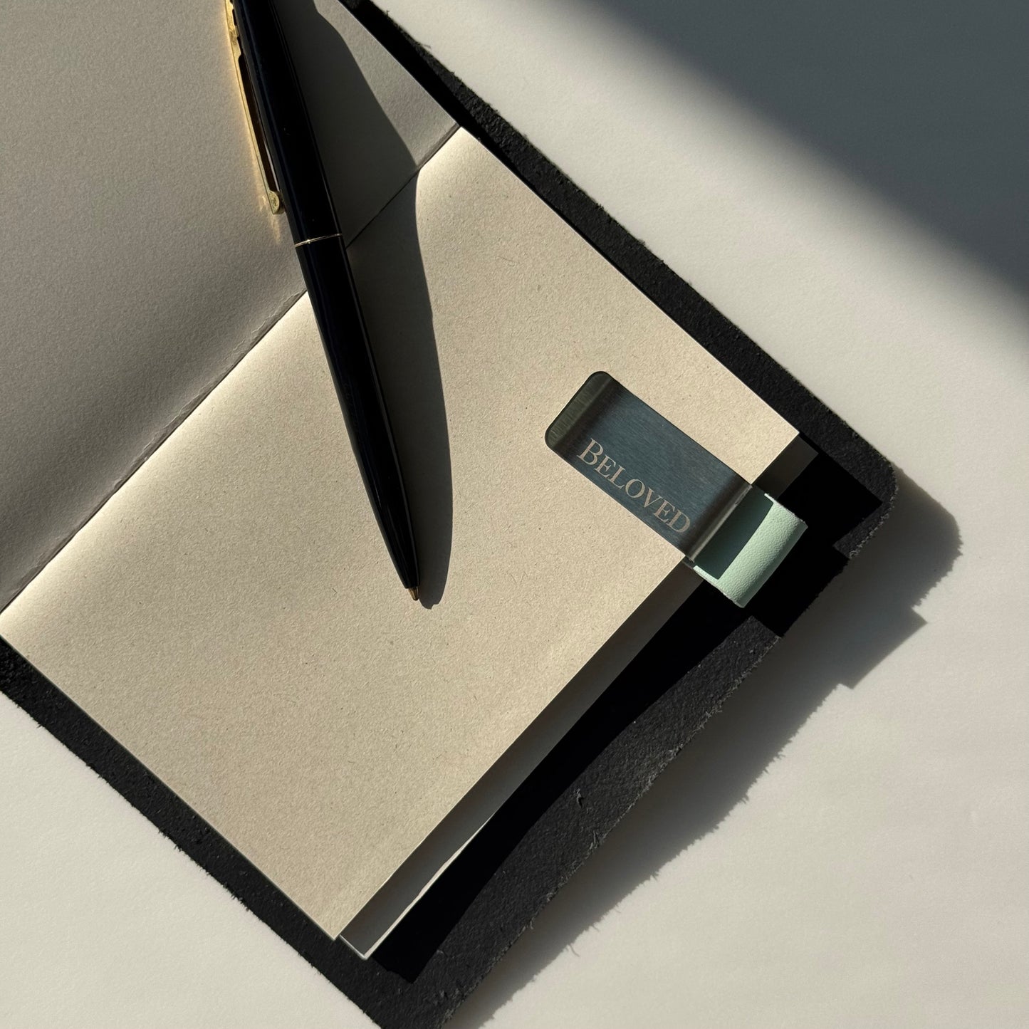 【Stainless steel bookmark with pen hold | 不銹鋼金屬夾】Beloved