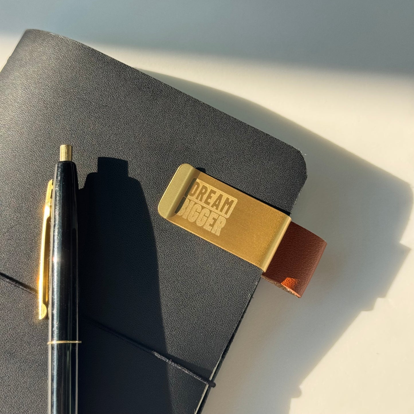 【Brass bookmark with pen hold | 黃銅金屬夾】Dream bigger