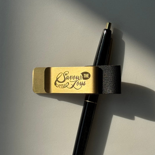 【Brass bookmark with pen hold | 黃銅金屬夾】Savour the little joys